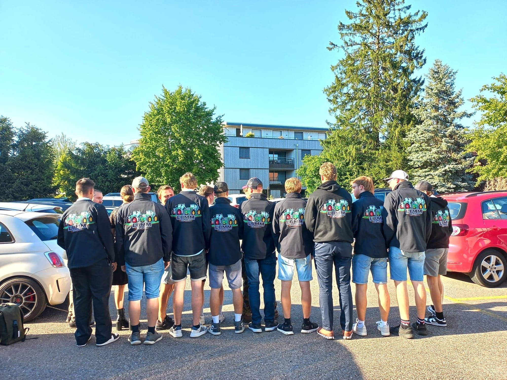 Gruppe von hinten in Hoodies mit farbigem gesticktem Rückenmotiv