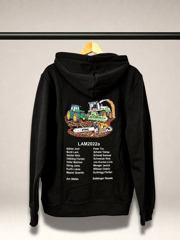 Hoodie der Klasse LAM2022a mit gesticktem Landmaschinen-Motiv und allen Namen auf dem Rücken