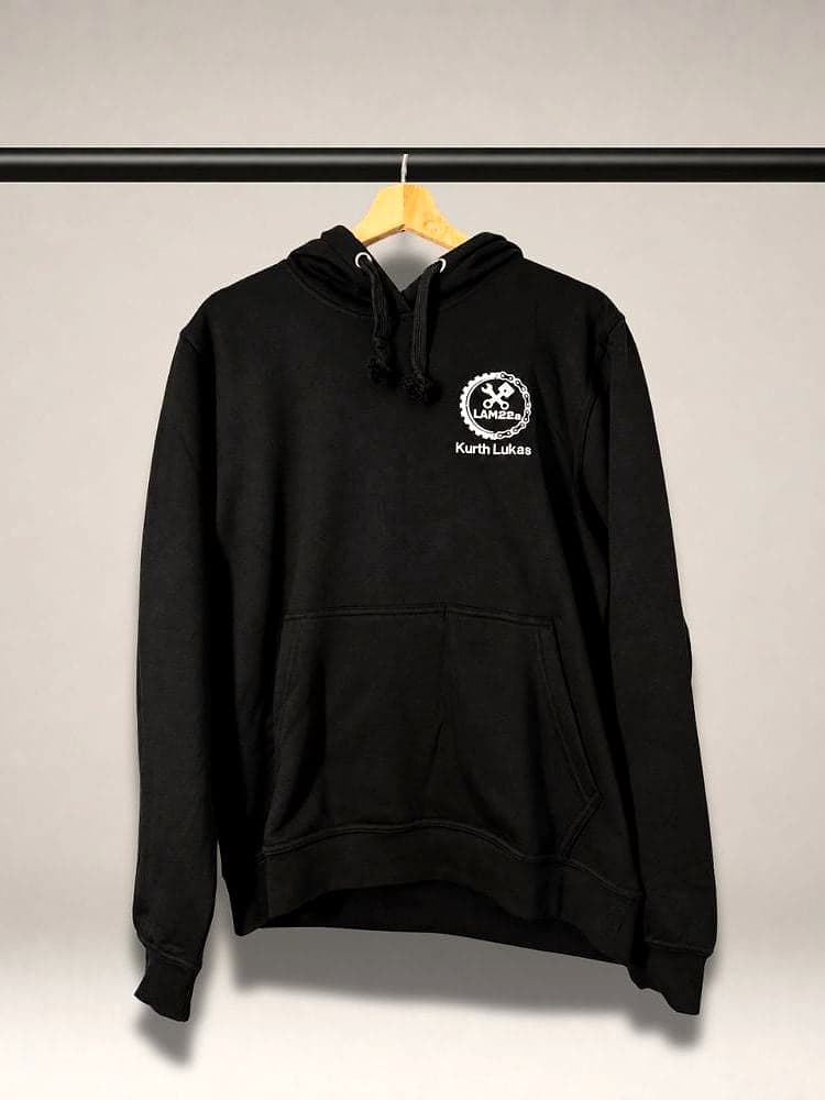 Hoodie der Klasse LAM2022a vorne mit gesticktem Logo und Namen