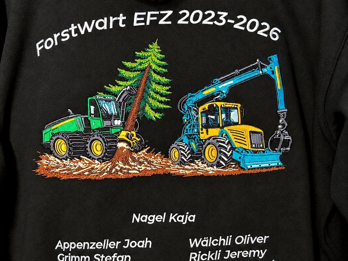Gesticktes Forstmotiv mit Harvester und Tanne