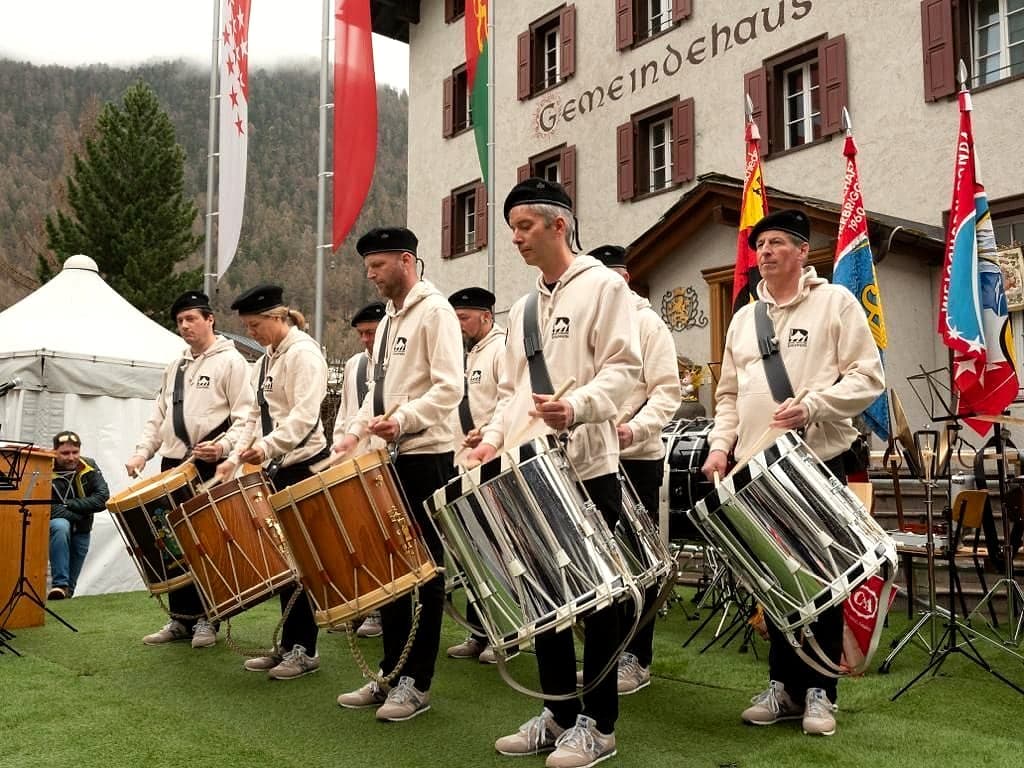 Die Matterhorn Drummers in bestickten Hoodies beim Auftritt vor dem Gemeindehaus